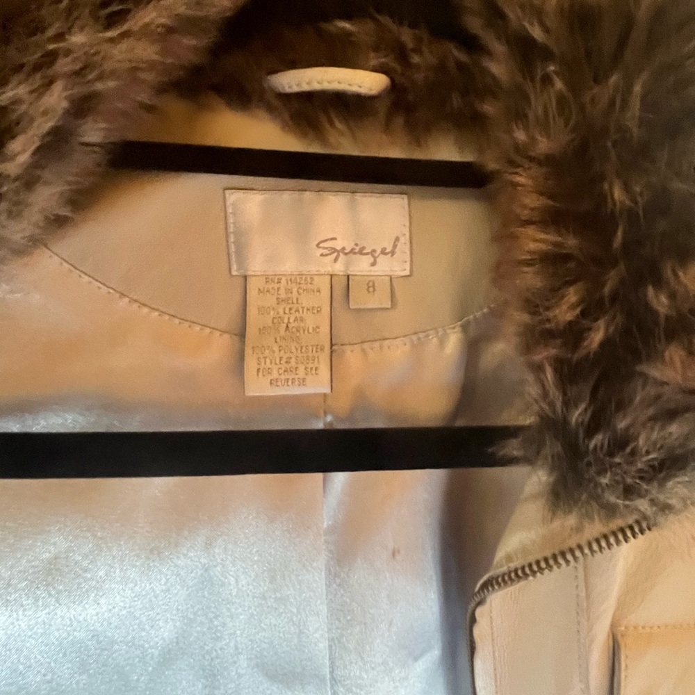 Vintage Spiegel Size 8 winter white leather coat with fur trim. - Picture 3 of 5
